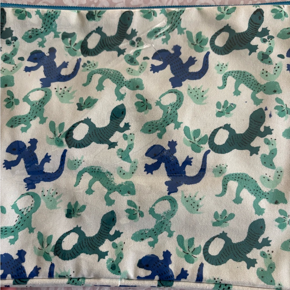 Roller Rabbit Lizard Toiletry Case - Picture 2 of 11
